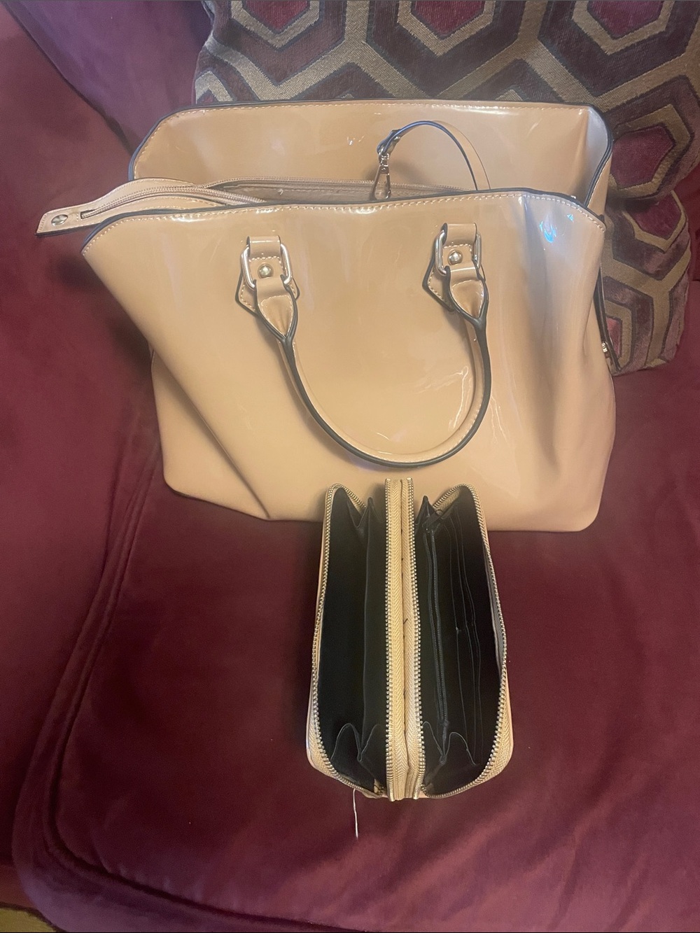 Hand bag with clutch